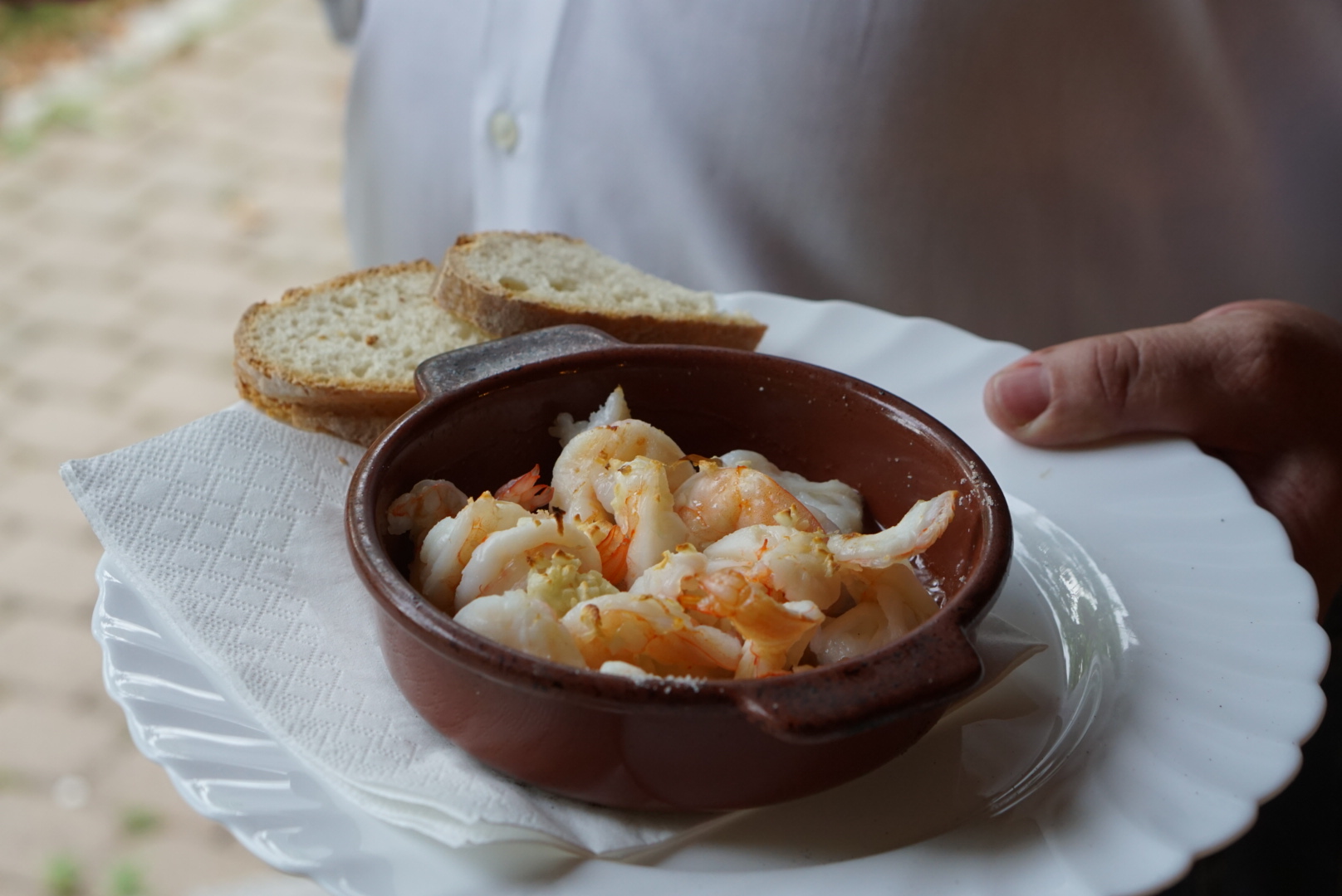 Garnelen in Olivenöl mit frischem Brot serviert als italienische Vorspeise